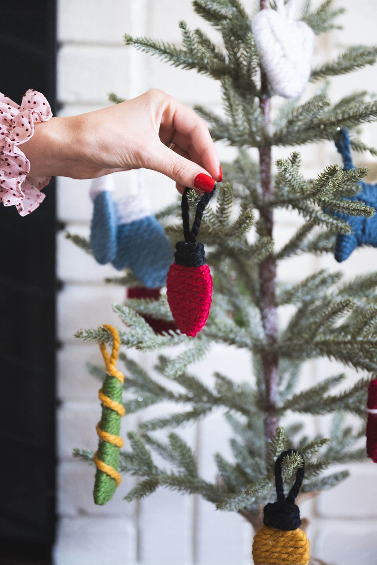 Yarn Wrapped Holiday Ornaments (Crafts)